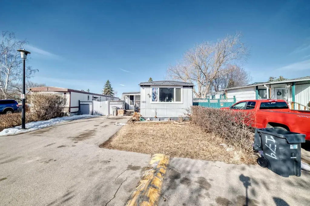 6724 17 Avenue SE Calgary AB T2A 0W5