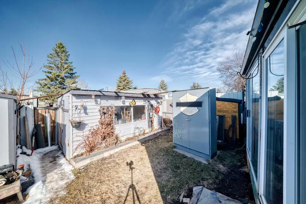 6724 17 Avenue SE Calgary AB T2A 0W5