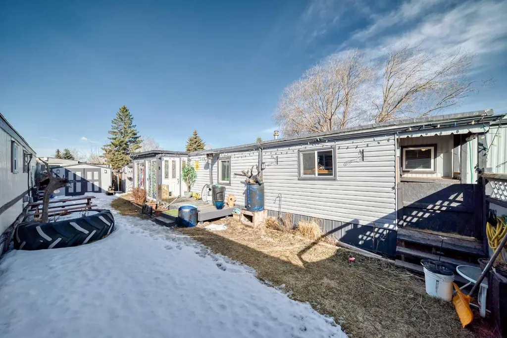 6724 17 Avenue SE Calgary AB T2A 0W5