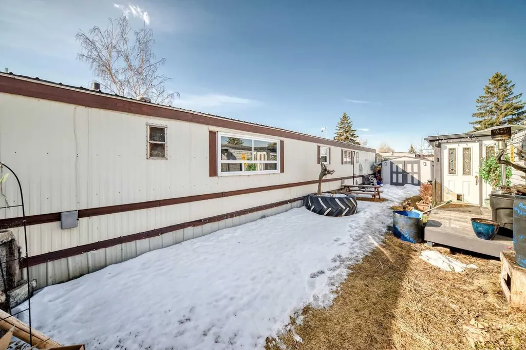 6724 17 Avenue SE Calgary AB T2A 0W5