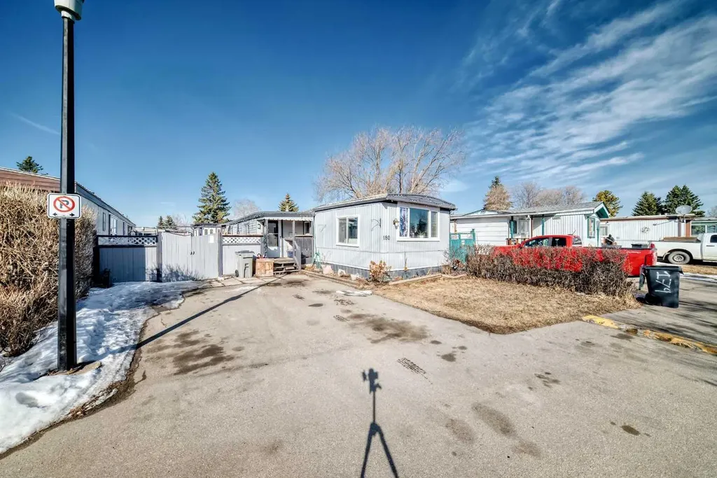 6724 17 Avenue SE Calgary AB T2A 0W5