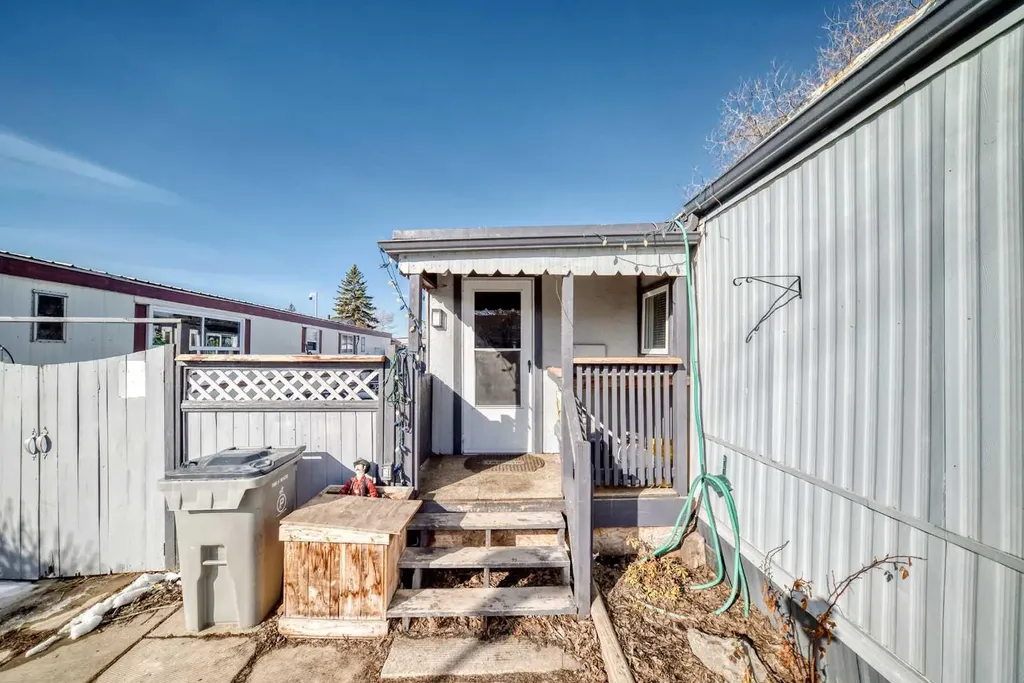 6724 17 Avenue SE Calgary AB T2A 0W5