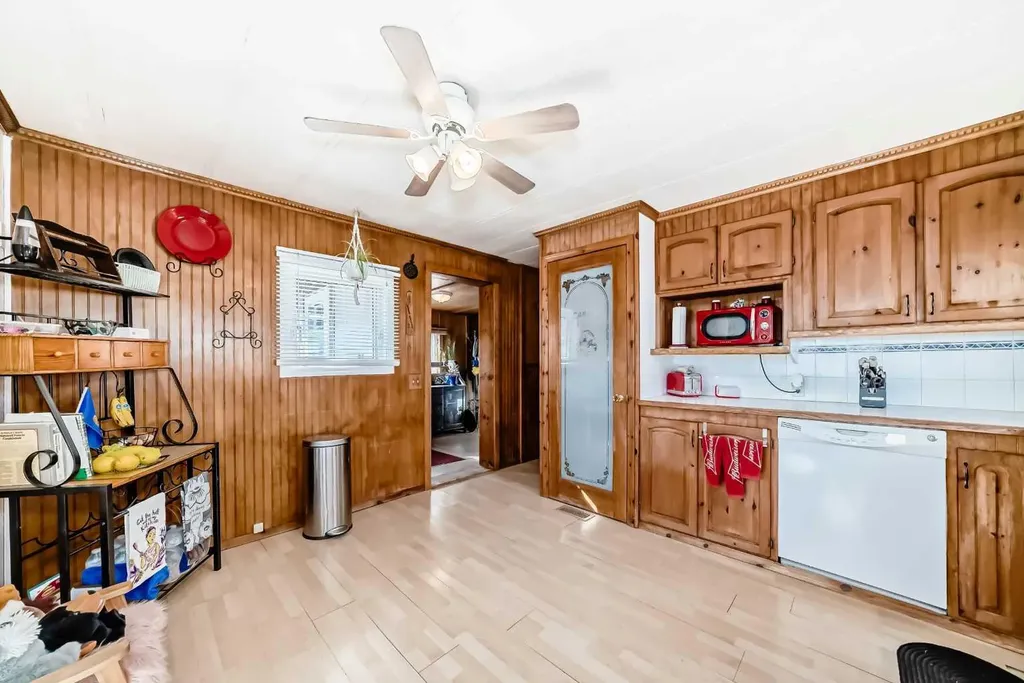 6724 17 Avenue SE Calgary AB T2A 0W5