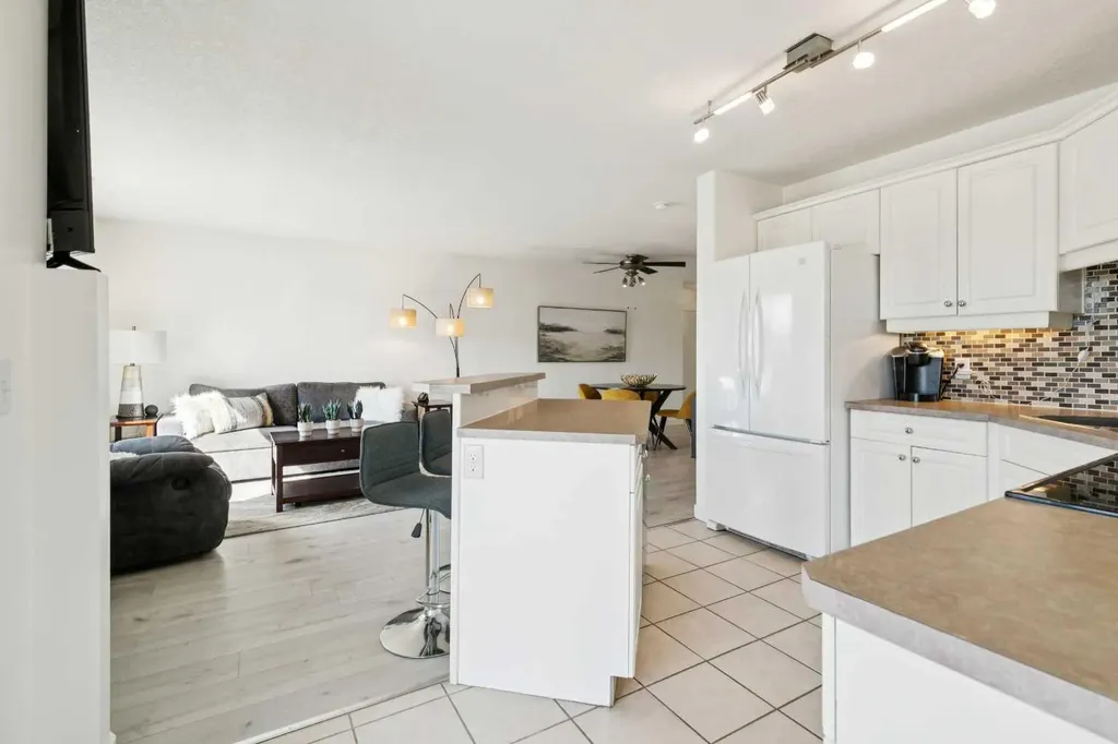 6102 Valleyview Park SE Calgary AB T2B 3R6
