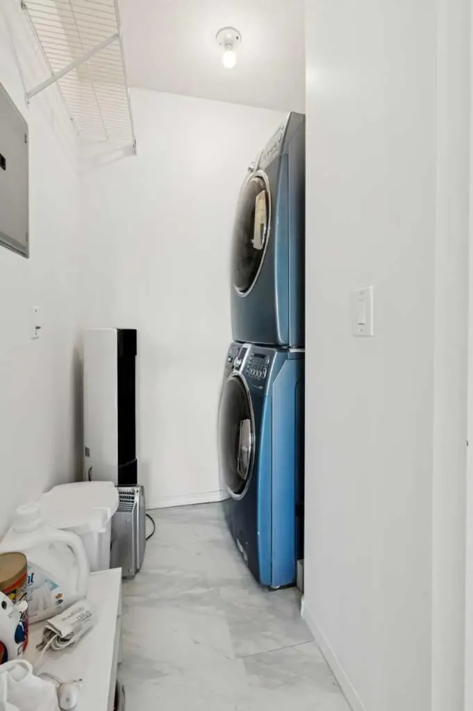 6102 Valleyview Park SE Calgary AB T2B 3R6