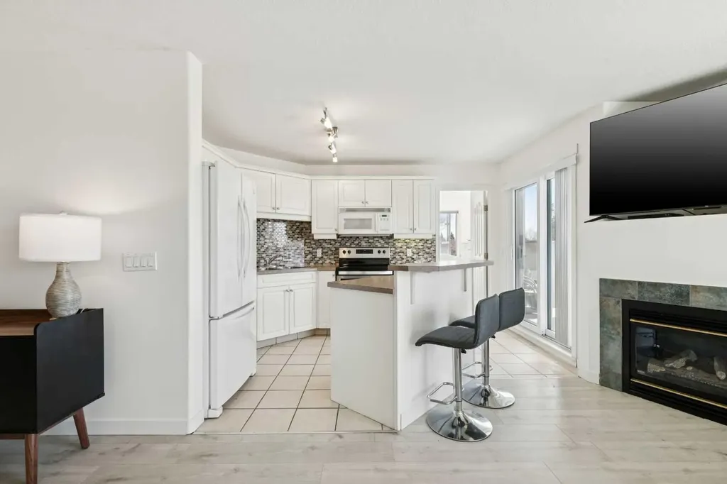 6102 Valleyview Park SE Calgary AB T2B 3R6