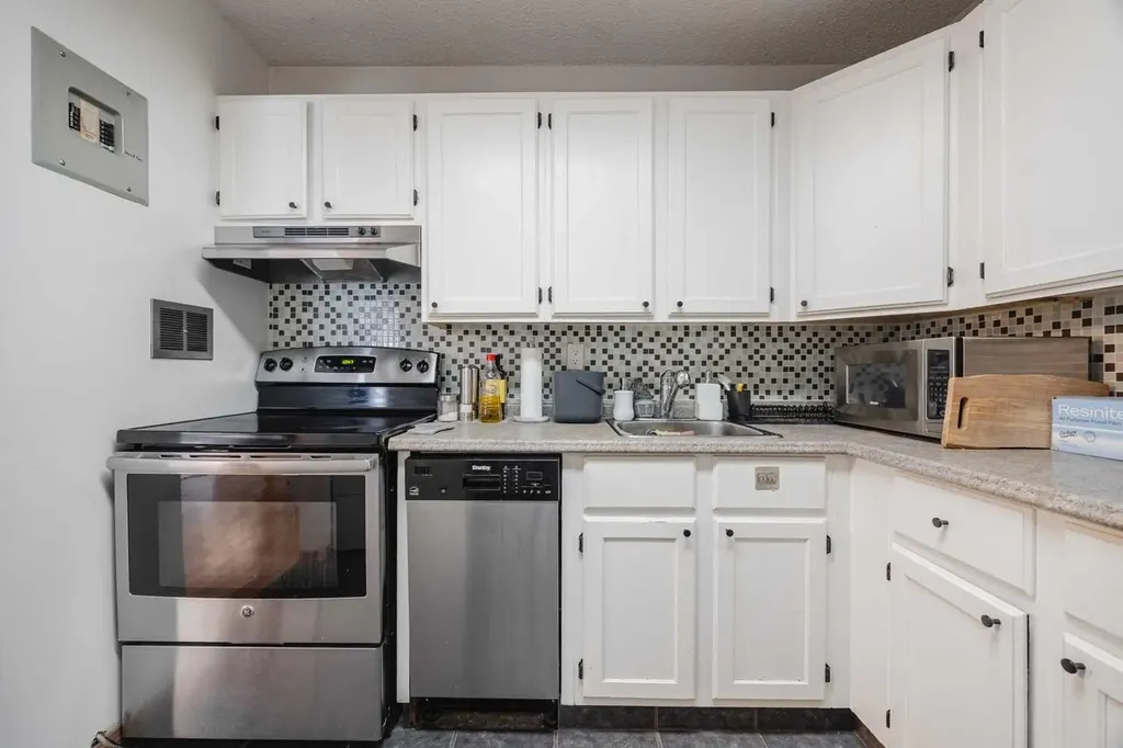 315 Southampton Drive SW Calgary AB T2W 2T6