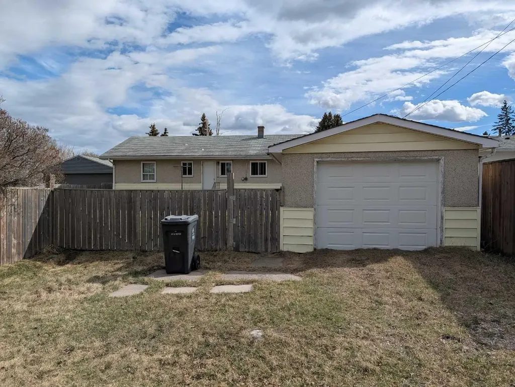 4612 50a Avenue Rocky Mountain House AB T4T1B9