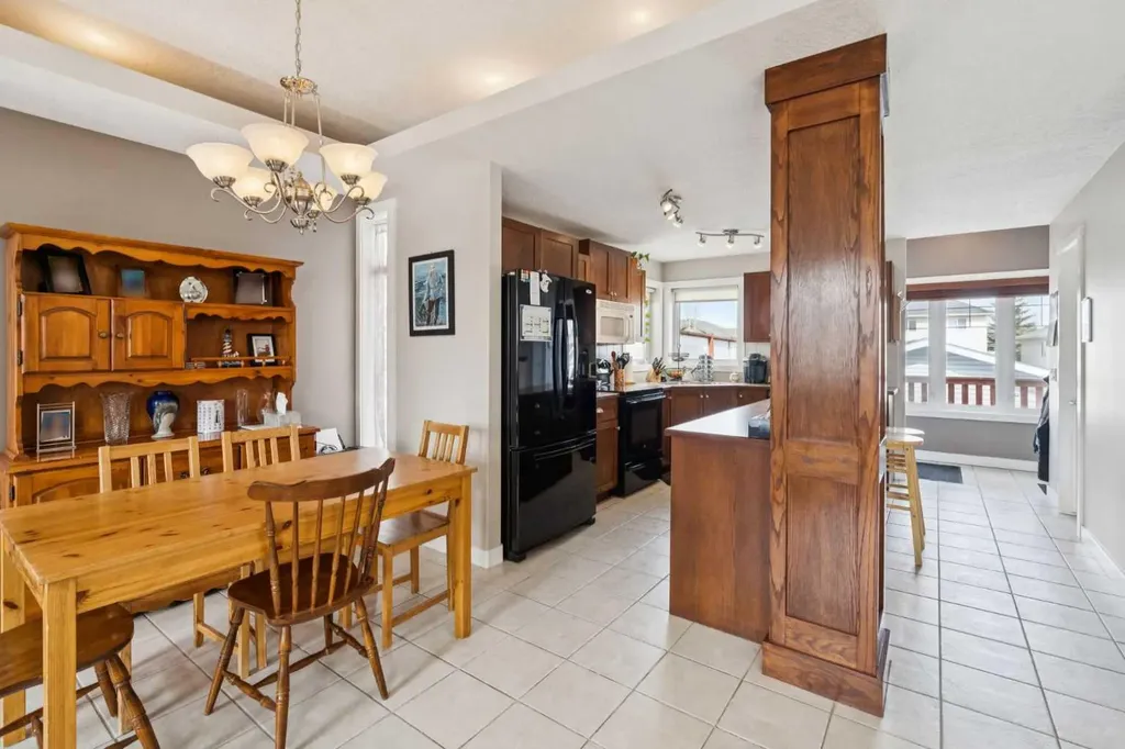 136 Luxstone Place SW Airdrie AB T4B 3C2