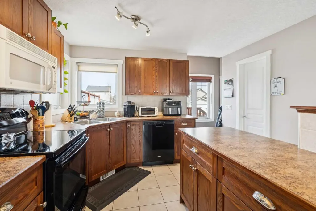 136 Luxstone Place SW Airdrie AB T4B 3C2
