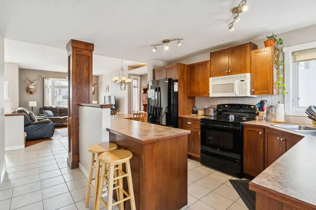 136 Luxstone Place SW Airdrie AB T4B 3C2