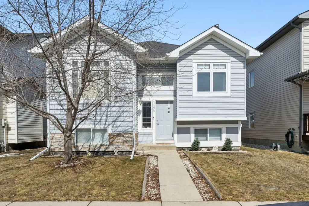 136 Luxstone Place SW Airdrie AB T4B 3C2