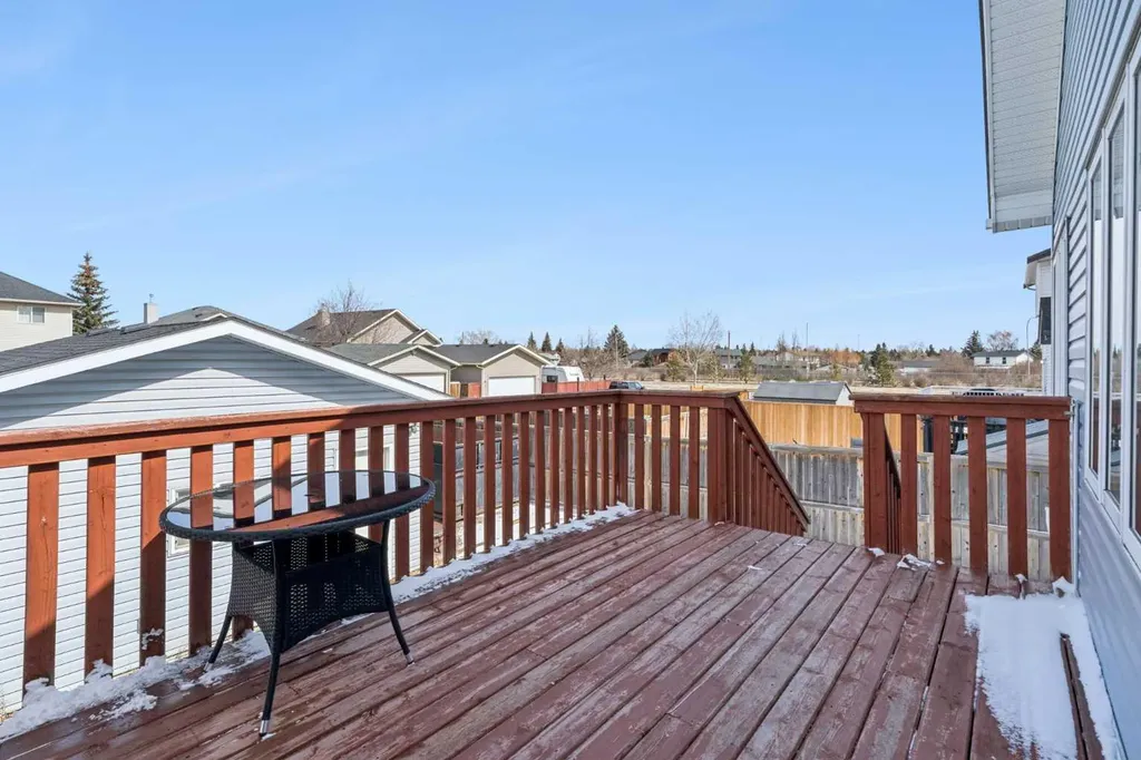 136 Luxstone Place SW Airdrie AB T4B 3C2