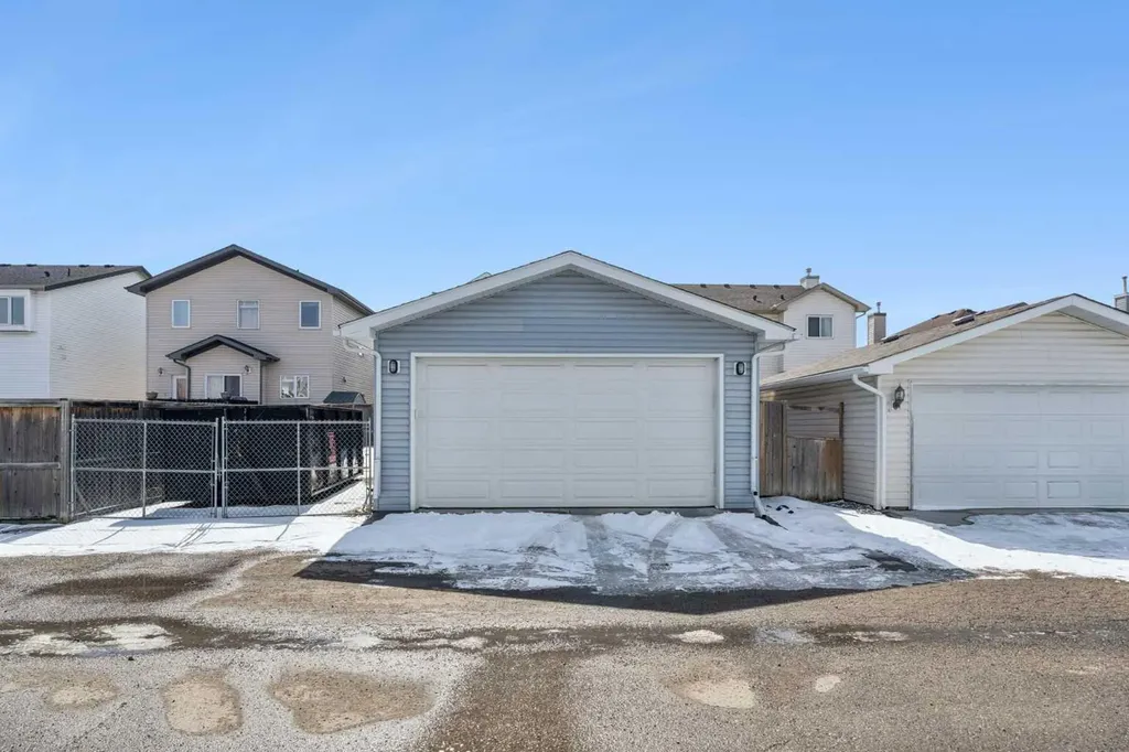 136 Luxstone Place SW Airdrie AB T4B 3C2