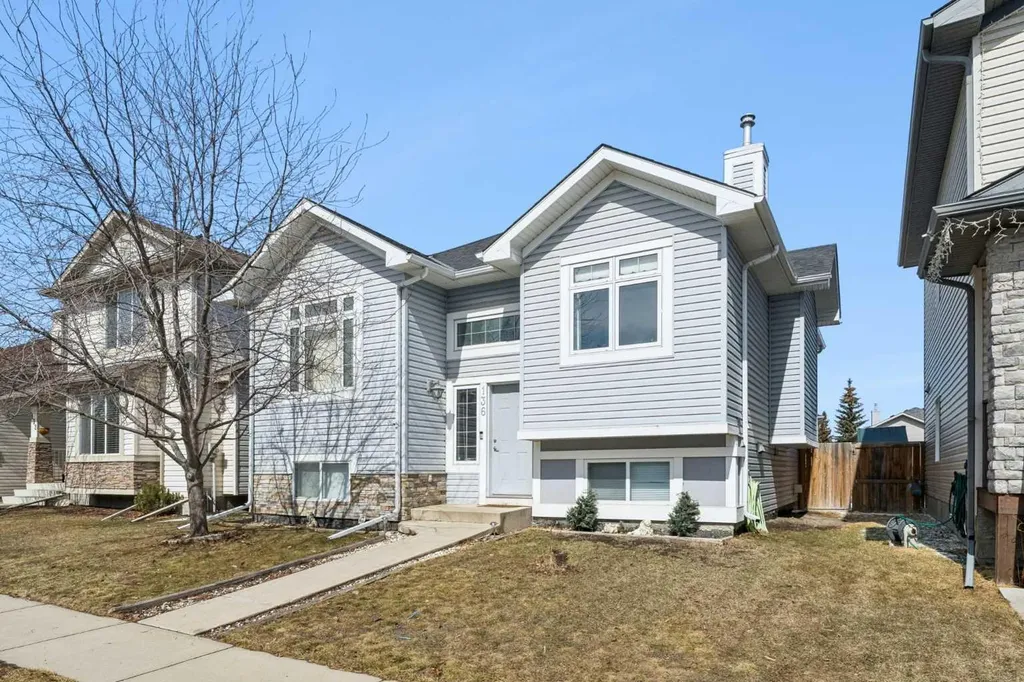 136 Luxstone Place SW Airdrie AB T4B 3C2