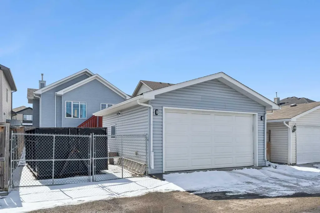 136 Luxstone Place SW Airdrie AB T4B 3C2