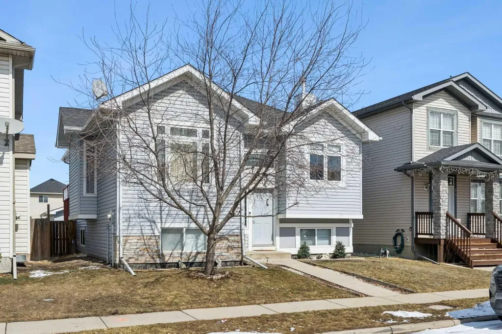 136 Luxstone Place SW Airdrie AB T4B 3C2