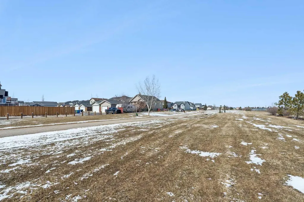 136 Luxstone Place SW Airdrie AB T4B 3C2