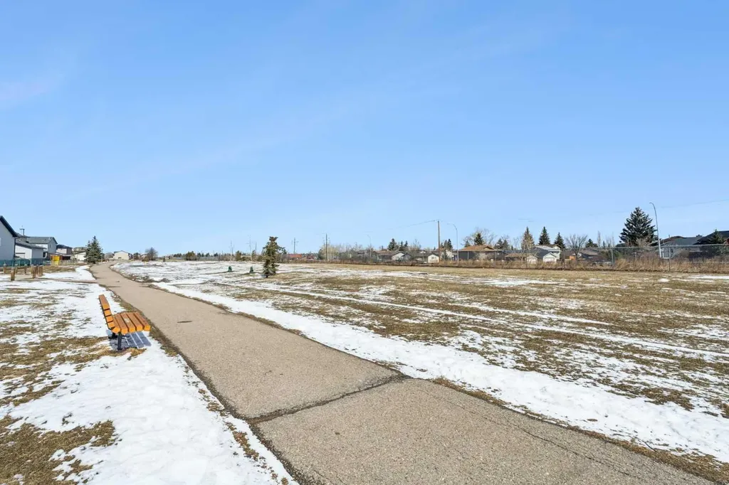 136 Luxstone Place SW Airdrie AB T4B 3C2