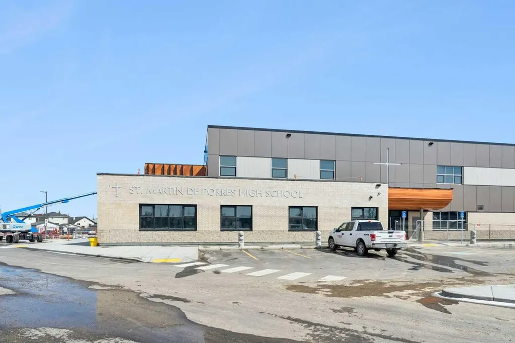 136 Luxstone Place SW Airdrie AB T4B 3C2