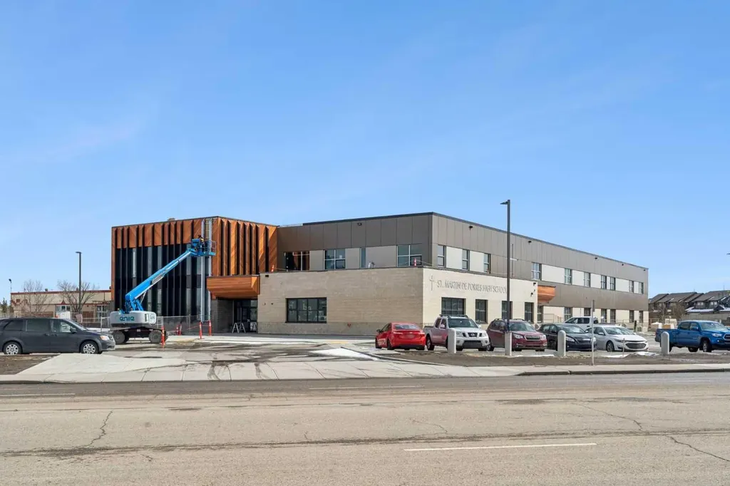 136 Luxstone Place SW Airdrie AB T4B 3C2