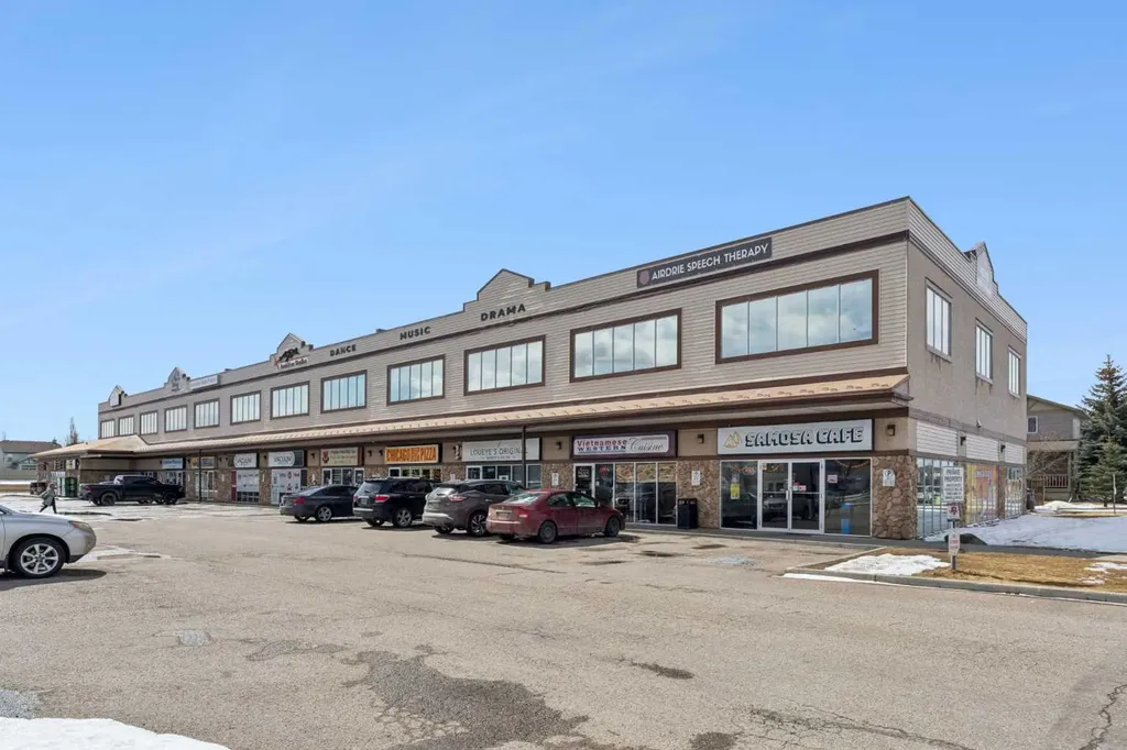 136 Luxstone Place SW Airdrie AB T4B 3C2