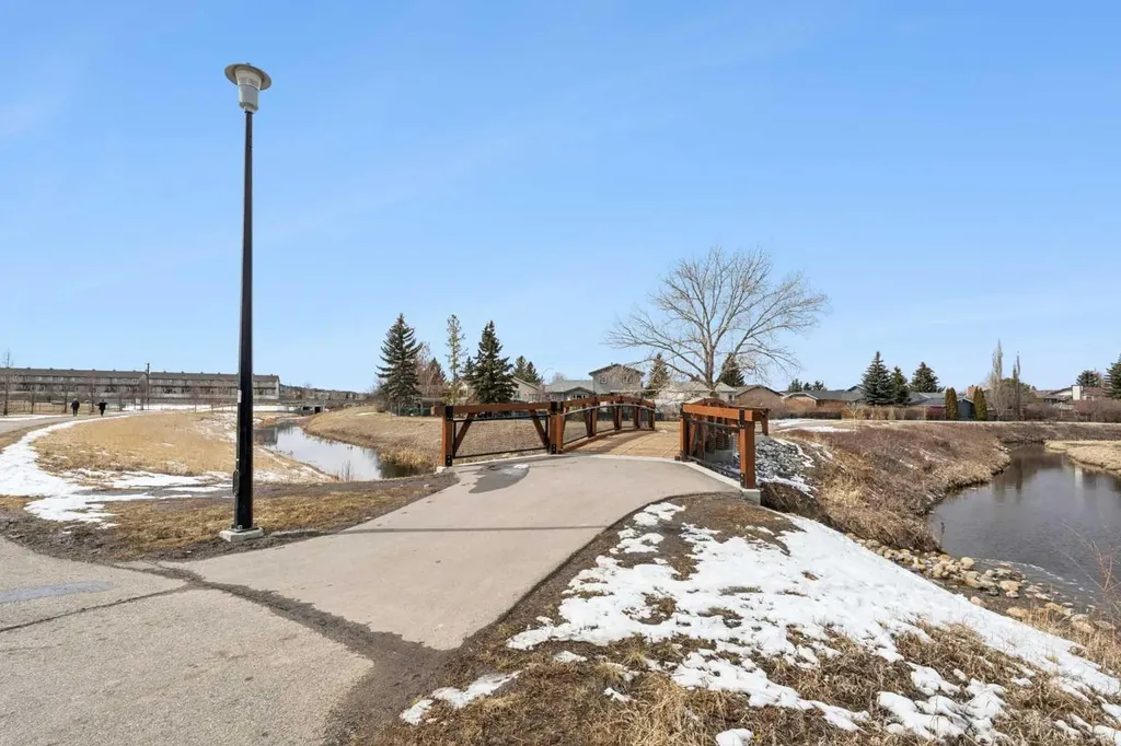 136 Luxstone Place SW Airdrie AB T4B 3C2