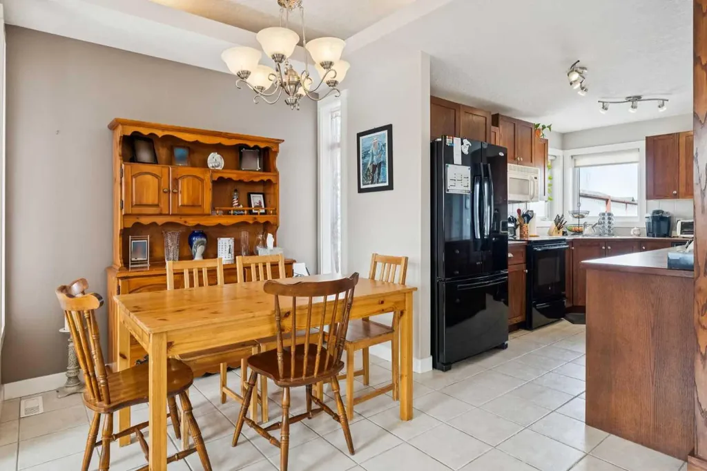 136 Luxstone Place SW Airdrie AB T4B 3C2