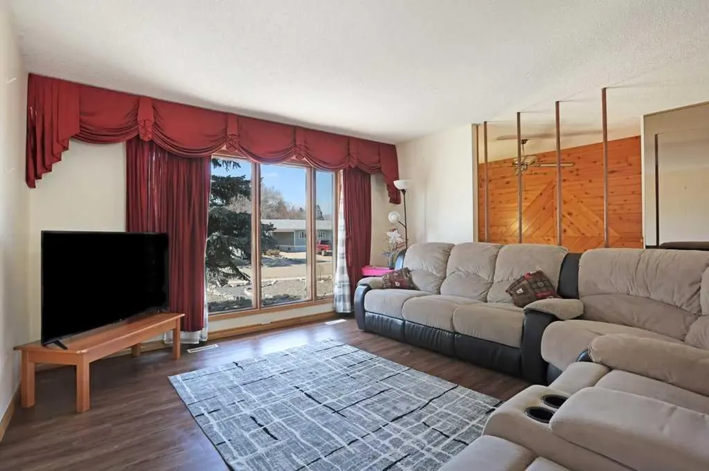 40 Charlesworth Crescent E Brooks AB T1R 0H3