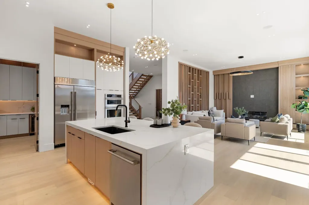 2613 6 Avenue NW Calgary AB T2N 0X8