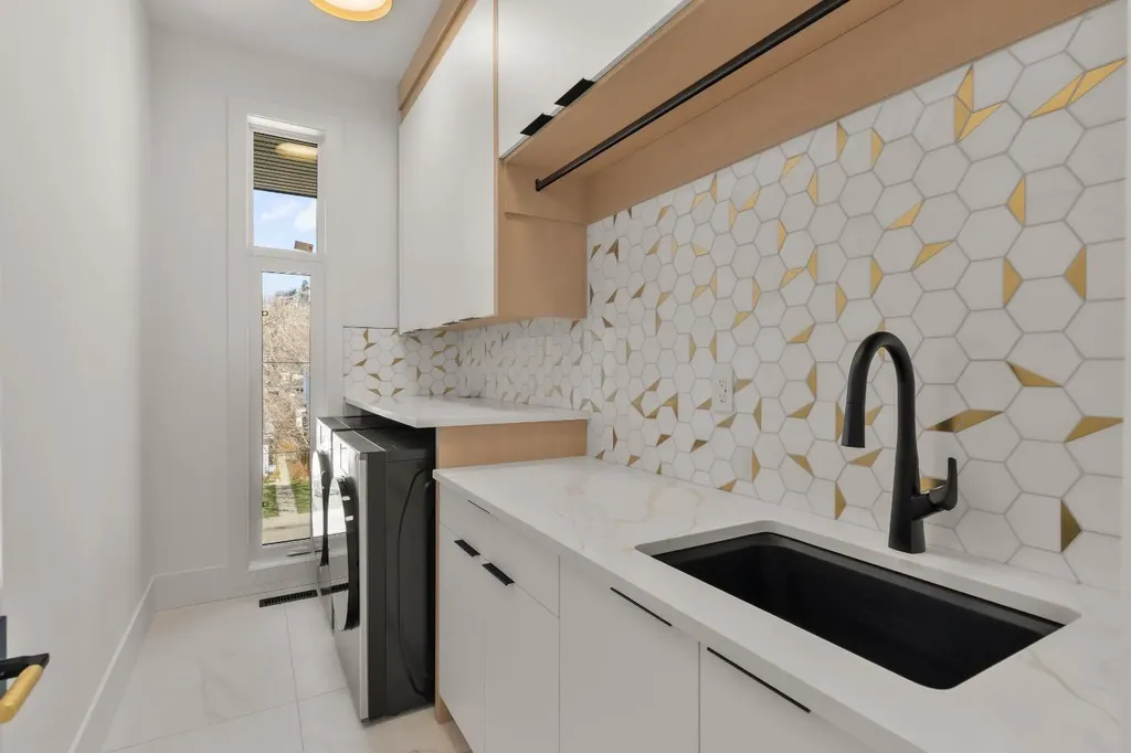 2613 6 Avenue NW Calgary AB T2N 0X8