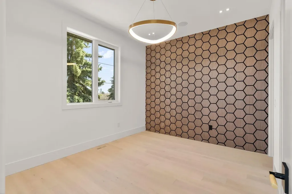 2613 6 Avenue NW Calgary AB T2N 0X8
