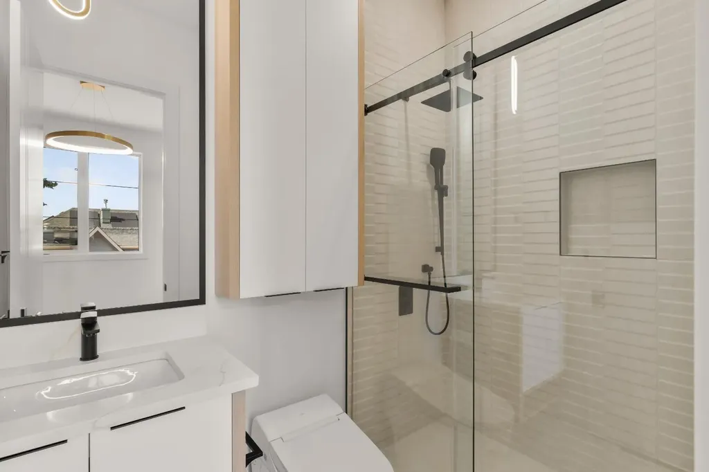 2613 6 Avenue NW Calgary AB T2N 0X8