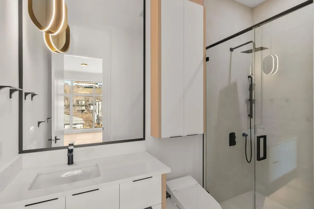 2613 6 Avenue NW Calgary AB T2N 0X8
