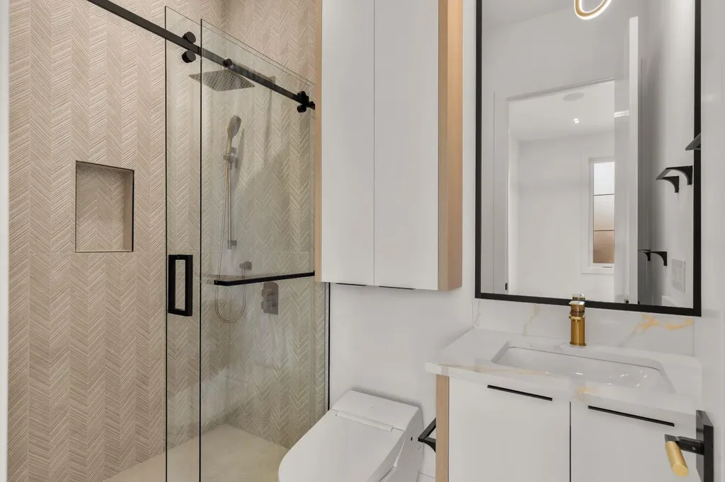 2613 6 Avenue NW Calgary AB T2N 0X8