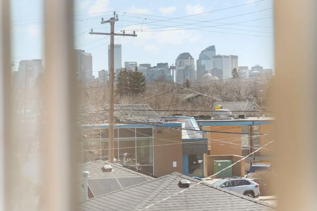 2613 6 Avenue NW Calgary AB T2N 0X8