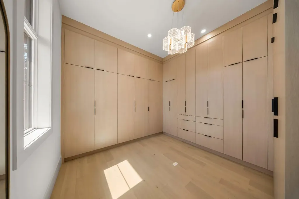 2613 6 Avenue NW Calgary AB T2N 0X8
