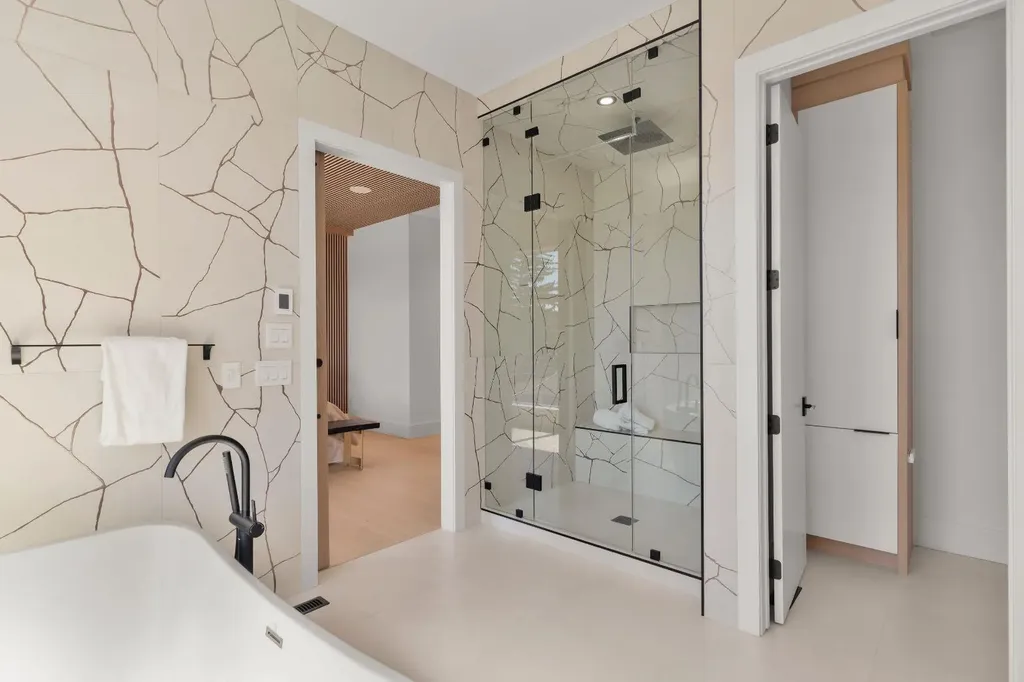 2613 6 Avenue NW Calgary AB T2N 0X8