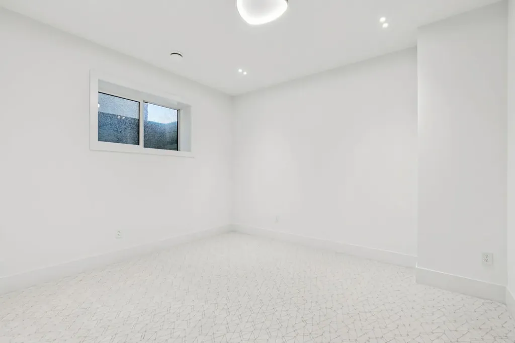 2613 6 Avenue NW Calgary AB T2N 0X8