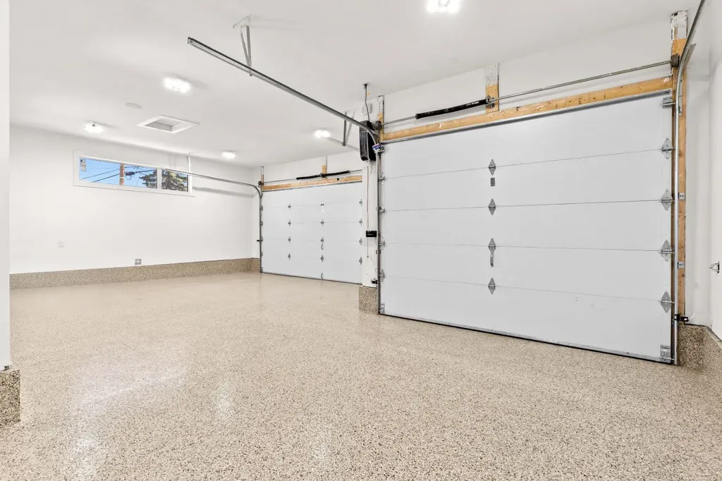 2613 6 Avenue NW Calgary AB T2N 0X8