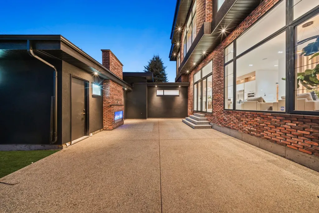 2613 6 Avenue NW Calgary AB T2N 0X8