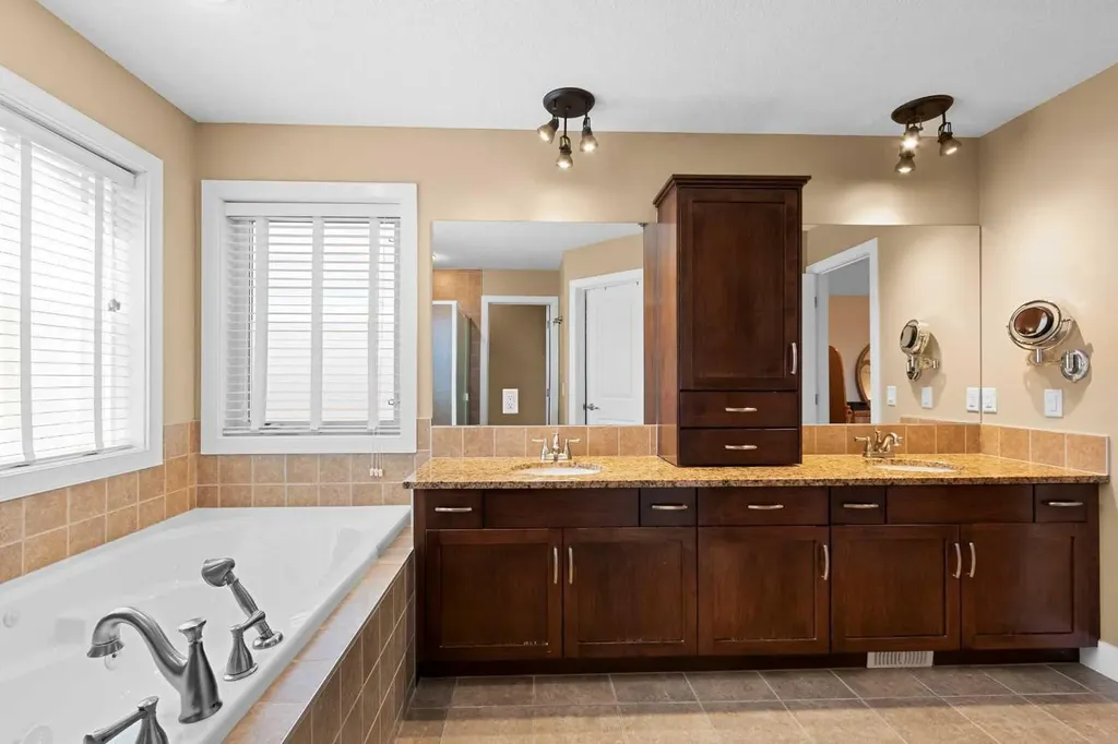 117 Kingsland Court SE Airdrie AB T4A 0E5
