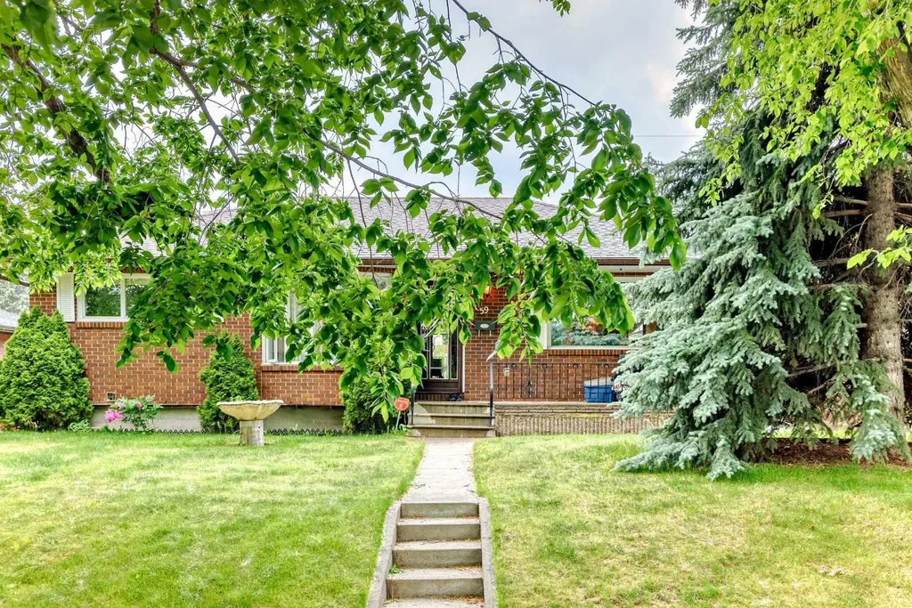 59 Rosewood Road NW Calgary AB T2K 1N3