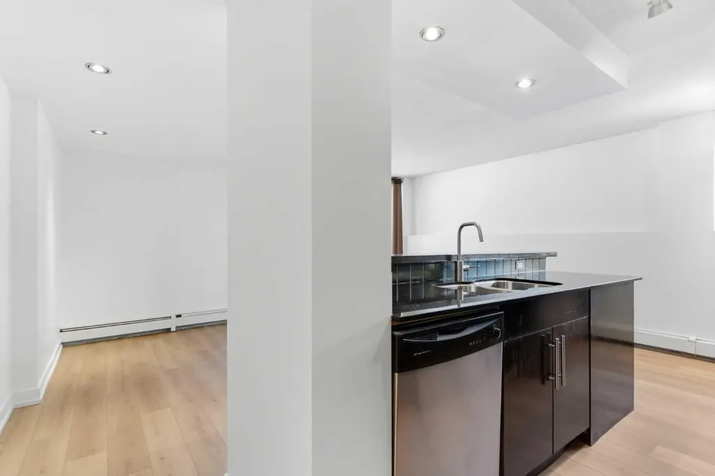 2220 16a Street SW Calgary AB T2T4K3