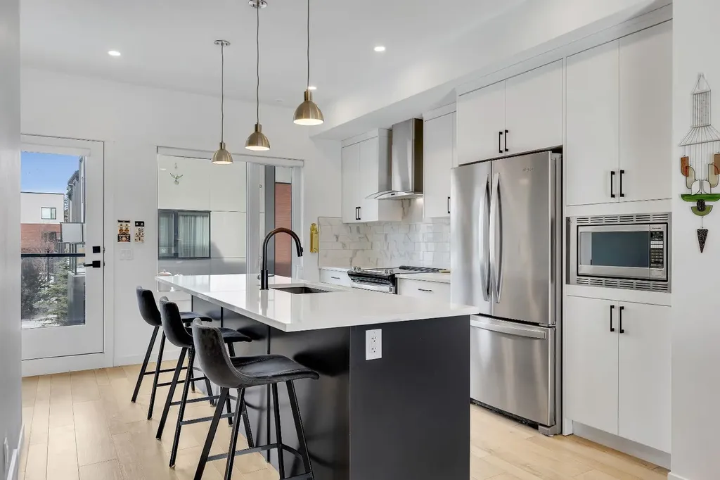 171 Greenbriar Place NW Calgary AB T3B 6J3