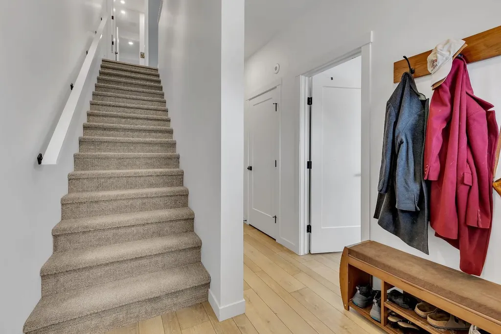 171 Greenbriar Place NW Calgary AB T3B 6J3