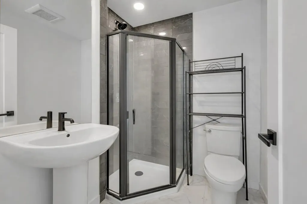 171 Greenbriar Place NW Calgary AB T3B 6J3