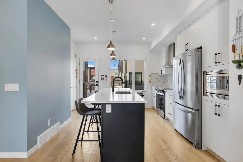 171 Greenbriar Place NW Calgary AB T3B 6J3