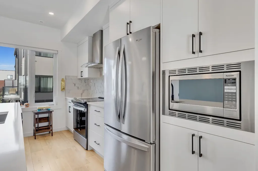171 Greenbriar Place NW Calgary AB T3B 6J3