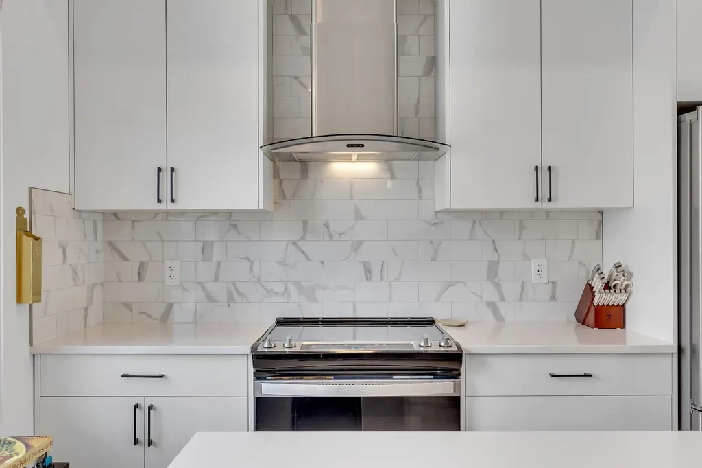 171 Greenbriar Place NW Calgary AB T3B 6J3